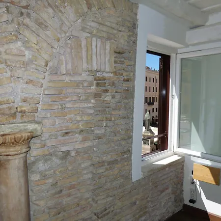 The Column Of Campo De' Fiori Apartment